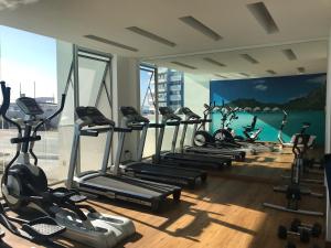 - une salle de sport avec une rangée de tapis de course dans l'établissement La Choza VIP Roja, à Coquimbo