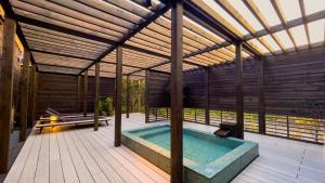 einen Pool in einem Haus mit Holzdach in der Unterkunft LOQUAT西伊豆 in Izu