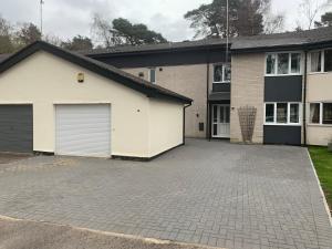 una casa con garage e vialetto di 5 Bed Camberley Airport Accommodation a Camberley