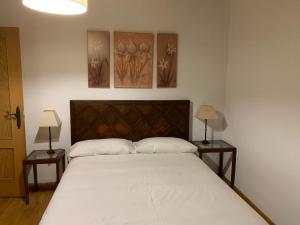 1 dormitorio con 1 cama grande y 2 mesitas de noche en Casa Clemente II, en La Hiruela