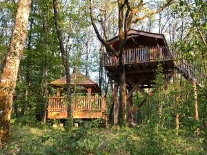 a tree house in the middle of the woods at Cabane Perchée Spa Dordogne La Ferme de Sirguet in Monsac