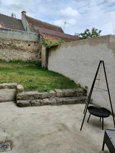 a black chair in front of a wall at Au cœur de la Sologne in Romorantin