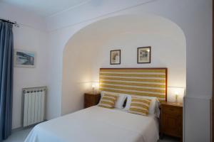 Postel nebo postele na pokoji v ubytování Maresca Hotel Praiano