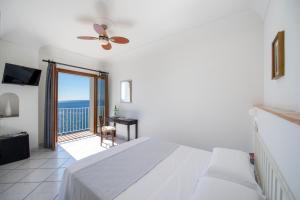 Postel nebo postele na pokoji v ubytování Maresca Hotel Praiano