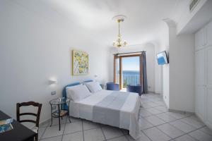 Postel nebo postele na pokoji v ubytování Maresca Hotel Praiano