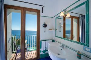 Koupelna v ubytování Maresca Hotel Praiano