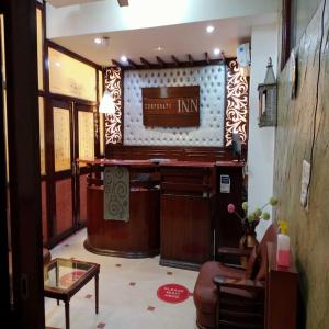 钱德加尔HOTEL CORPORATE INN的一间带酒吧和讲台的客厅