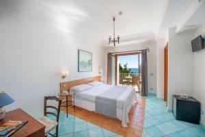 מיטה או מיטות בחדר ב-Maresca Hotel Praiano
