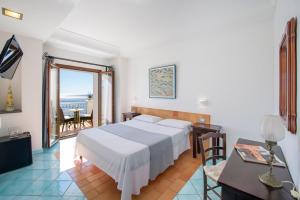 Postel nebo postele na pokoji v ubytování Maresca Hotel Praiano