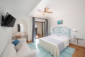 Postel nebo postele na pokoji v ubytování Maresca Hotel Praiano