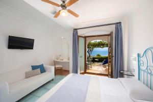Postel nebo postele na pokoji v ubytování Maresca Hotel Praiano
