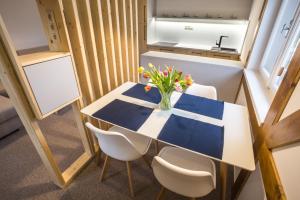 uma pequena cozinha e sala de jantar com mesa e cadeiras em Apartment Vila Kollar nr. 16 em Dolný Smokovec