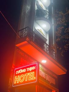 una señal de hotel en el lateral de un edificio en Cường Thịnh Hotel en Na Dao Tổng