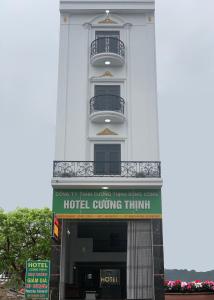 a white building with a hotel giving think sign at Cường Thịnh Hotel in Na Dao Tổng