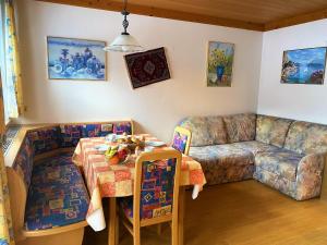 ein Wohnzimmer mit einem Sofa und einem Tisch in der Unterkunft Haus Wagrain in Wagrain