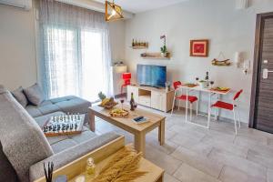 Televízia a/alebo spoločenská miestnosť v ubytovaní Sun & Sea Luxury Apartment