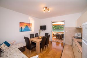 Kuchyň nebo kuchyňský kout v ubytování Apartment in Kampor with sea view, balcony, air conditioning, WiFi (4838-2)
