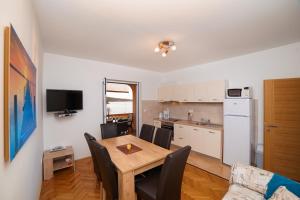 Kuchyňa alebo kuchynka v ubytovaní Apartment in Kampor with sea view, balcony, air conditioning, WiFi (4838-2) + 28 fotografií