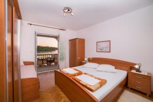 Postel nebo postele na pokoji v ubytování Apartment in Kampor with sea view, balcony, air conditioning, WiFi (4838-2)