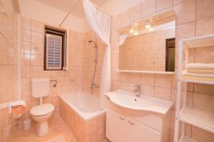 Kúpeľňa v ubytovaní Apartment in Kampor with sea view, balcony, air conditioning, WiFi (4838-2)
