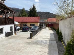 ブシュテニにあるCasa Antonia Busteniの建物の前に車が駐車されている駐車場