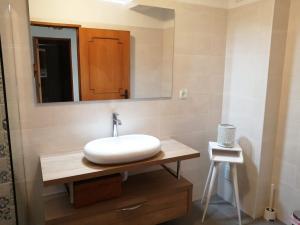 ヴィラ・ノヴァ・デ・ミルフォンテスにあるSummer Comfortのバスルーム(白い洗面台、鏡付)