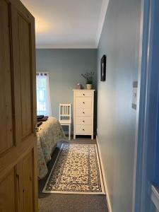 una camera con letto, cassettiera e finestra di Holly Cottage a Glencoe
