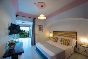 Postel nebo postele na pokoji v ubytování Maresca Hotel Praiano