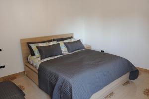 een slaapkamer met een bed met blauwe lakens en kussens bij Cetara House 1 on Amalfi coast - Happy Rentals in Cetara