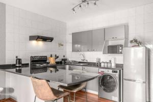 Kuhinja oz. manjša kuhinja v nastanitvi Antibes in West Road South Sandton Apartment
