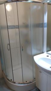 een badkamer met een douche en een wastafel bij Lu-Do Apartments in Trogir