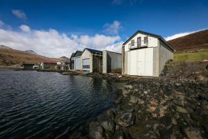 StreymnesにあるThe Boathouseの水の隣の家並み