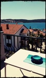 un plato sentado en una mesa en un balcón en Lu-Do Apartments, en Trogir