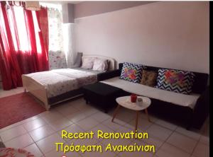um quarto com um sofá, uma cama e uma mesa em Ladadika Studios em Tessalônica