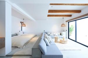 a bedroom with a bed and a couch at Grand Bleu Gamin in Miyako-jima