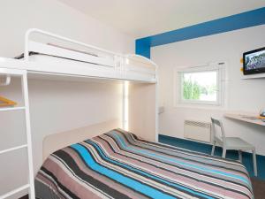 ein kleines Schlafzimmer mit einem Etagenbett und einem Schreibtisch in der Unterkunft MELINESS Hotel in Saint-Marcel