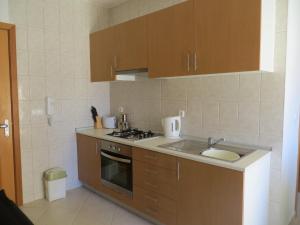 cocina pequeña con fregadero y fogones en Boa Vista Holiday Apartment, en Sal Rei