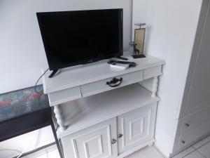 TV i/ili multimedijalni sistem u objektu Ladadika Studios