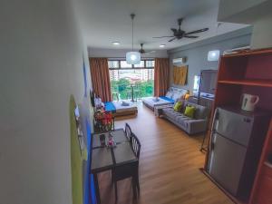 cocina y sala de estar con mesa y nevera en -Lake View- Mount Austin IKEA Toppen 5 mins - A110, en Johor Bahru