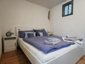 A bed or beds in a room at Gästehaus Vergissmeinnicht