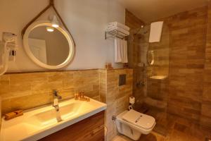 A bathroom at Ayvalık Sea Resort