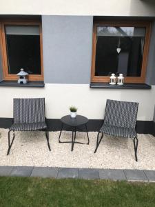 Patio lub wspólna przestrzeń na świeżym powietrzu w obiekcie Mały biały domek