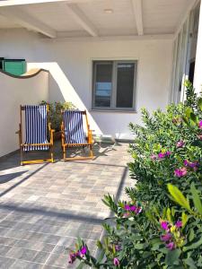 two chairs sitting on the porch of a house at La Primavera in Anacapri