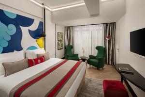 Uma TV ou centro de entretenimento em Sura Hagia Sophia Hotel