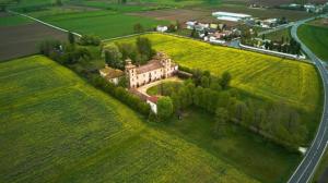 an aerial view of a house in a field at Ostello Castello Mina Della Scala in Casteldidone