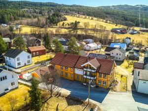 una vista aérea de una pequeña ciudad con una casa amarilla en Fyresdal Gjestehus, en Moland 38 fotos más