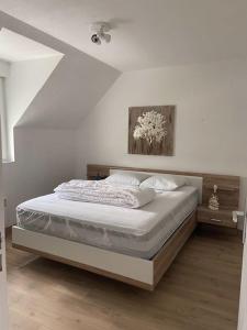 een slaapkamer met een groot bed met een witte sprei bij Maison-villa Quiberon, 5 personnes, jardin, proche du port, plages baie et océan in Quiberon