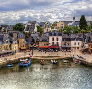 a city with boats in the water and buildings at Maison-villa Quiberon, 5 personnes, jardin, proche du port, plages baie et océan in Quiberon