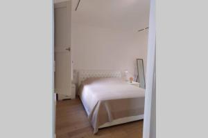 Imagen de la galería de Casa Bianca - Luxury with balcony in the city Centre, en Taormina