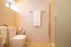 un bagno con wc e doccia in vetro di Apartamento Villa Bellevue vista mar ad Albufeira Altre 30 foto